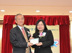 商務印書館（香港）有限公司總經理葉佩珠女士致送紀念品予謝錫金教授。