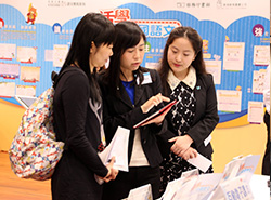 工作人員示範《活學中國語文》電子課本及電子教學工具，冀望能幫助教師掌握電子教學的應用。