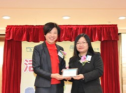 商務印書館（香港）有限公司總經理葉佩珠女士致送紀念品予文英玲博士。