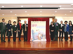 眾嘉賓為《活學中國語文》進行新書啟動儀式。