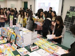 在場展示《活學中國語文》課本及教材，吸引不少教師瀏覽及查詢。